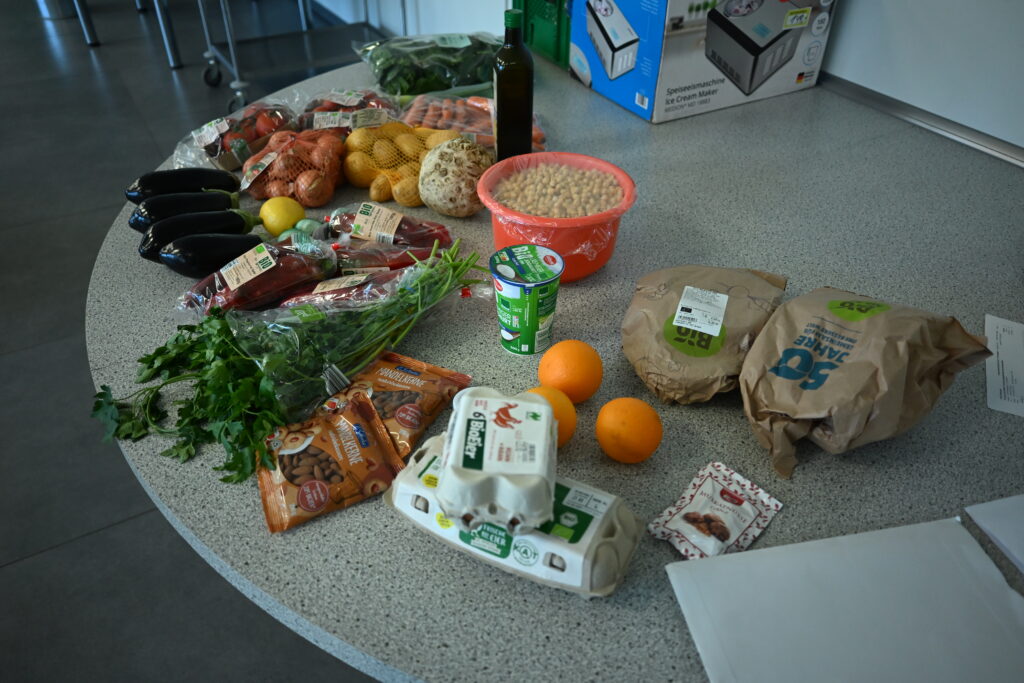 Ein Tisch mit allen Zutaten für die Rezepte